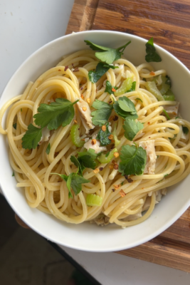 Garlicky clam pasta (15 minute meal)